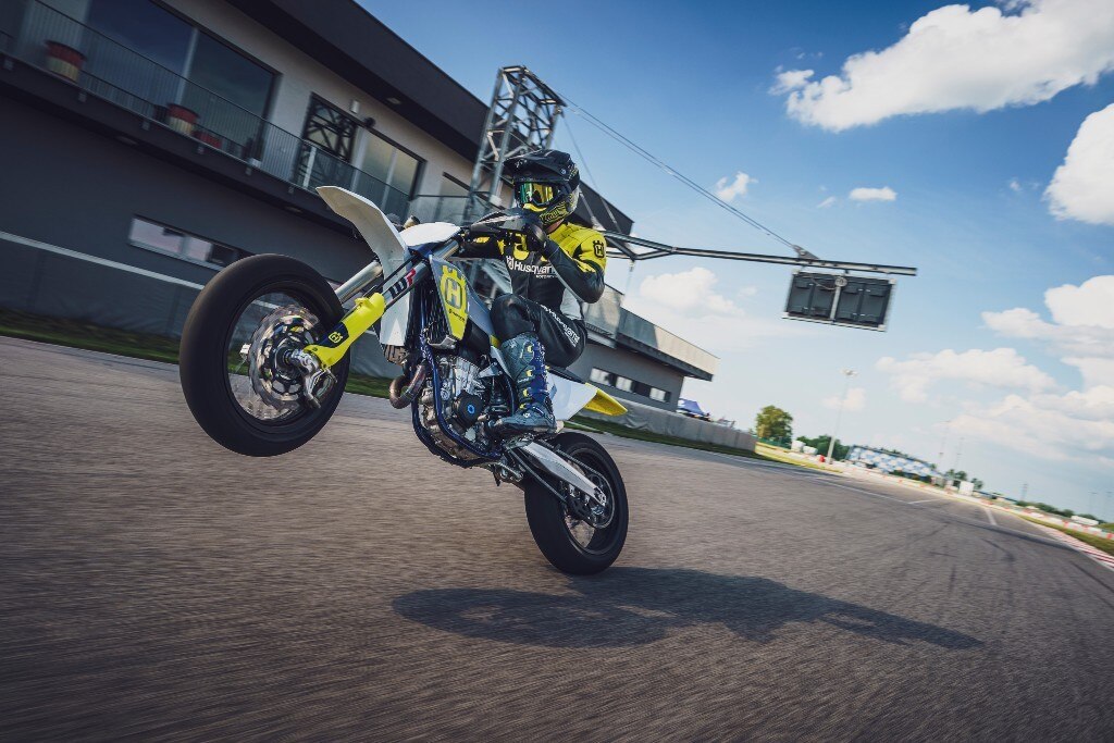 Husqvarna presenta la nuova FS 450 Supermoto 2023 